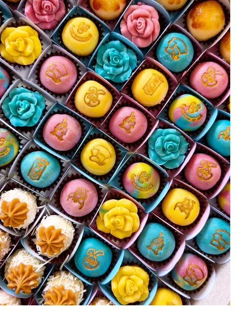 Brigadeiros personalizados em tons pastel com rosas e dourado