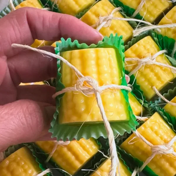 Brigadeiros personalizados em formato de milho para Festa Junina